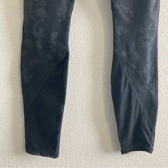 Athleta Moonlight Precision Mesh Floral Camo 7/8 Leggings - Picture 7 of 11